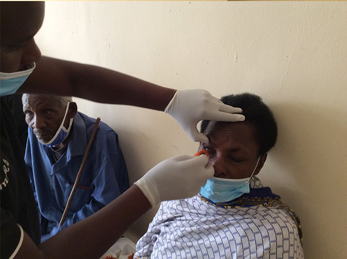 Nyuma yo gukurwaho igipfuko bahanagura ijisho uwabazwe agahita areba