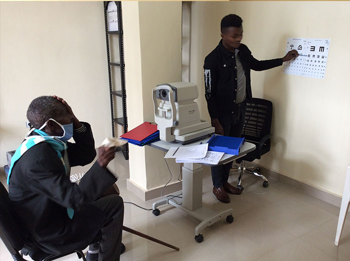 Nyuma yo gupfukurwa bongera gusuzuma gusomesha ijisho mu ntera ya metero eshatu