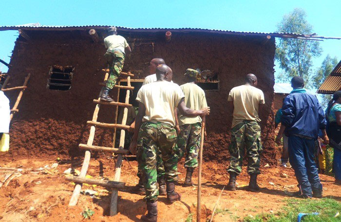 Ingabo zifatanya n'abaturage kubaka amacumbi y'abirukanwe muri Tanzaniya.