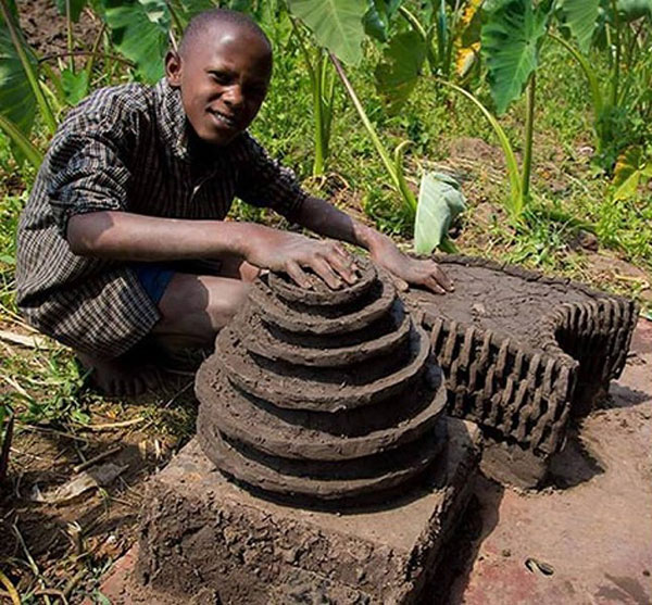 Uyu mwana yubatse Convention Center mu ibumba. Photo/Internet