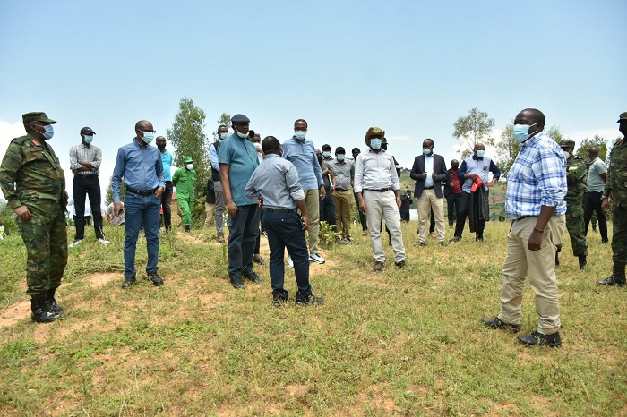 Abayobozi batandukanye barimo ba Minisitiri bane, basuye ahazubakwa uwo mudugudu