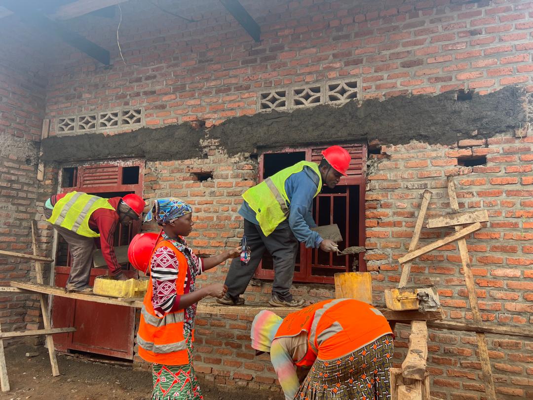 Abahawe akazi mu mirimo yo kubaka bakomeje kwikura mu bukene