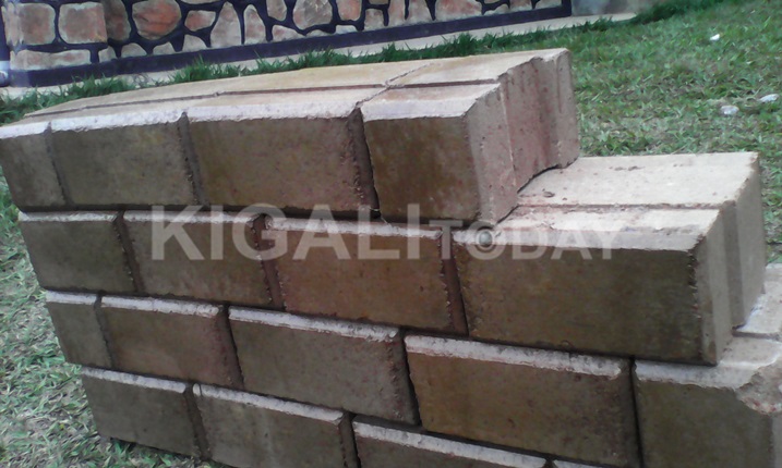 Kubaka amatafari ya Hydraform ntibigoye kuko ari ukuyacomekeranya.