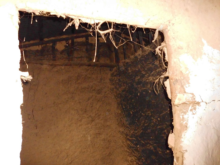 Amazu bubakiwe yahindutse umukara kubera kuyacanamo.