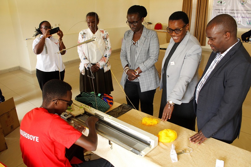 Amaze amezi umunani yiga kuboha ibintu bitandukanye