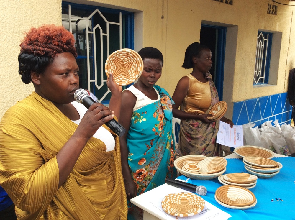 Uyu yize kuboha ibikoresho byifashishwa ku meza