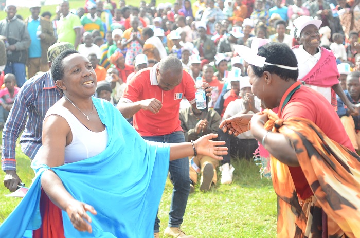 Abayobozi basabanye n'abanyamuryango