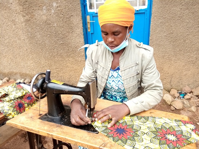 Uwizeyimana ubu afite imashini zo kudoda ebyiri, iyo yifashisha ari mu rugo n