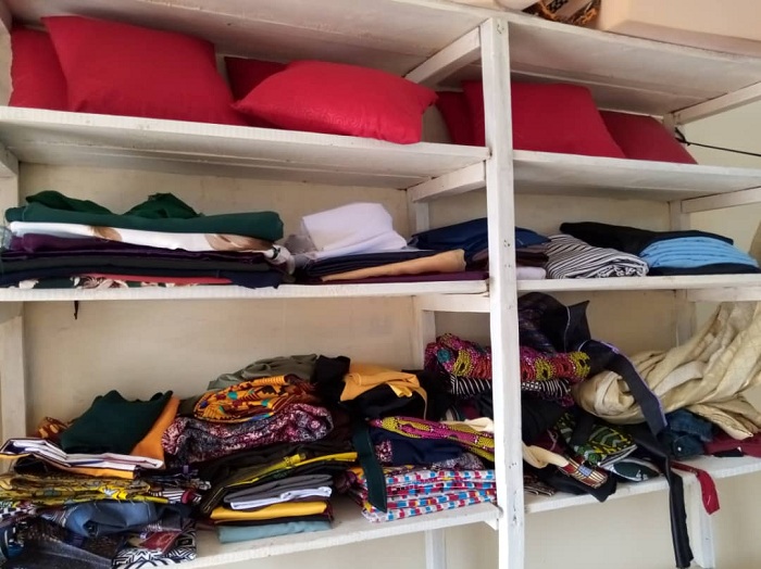 Badoda imyenda uyishimye akagura cyangwa akadodesha iyo ashaka