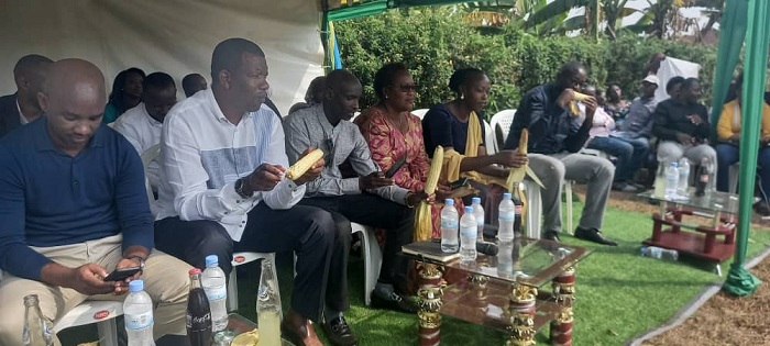 Baganuye banahiga kwiyubakira umuhanda