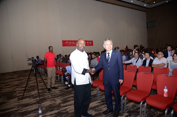 Uwiragiye Marc uyobora Urugaga rw'Abakina Kung-fu Wushu mu Rwanda na Ambasaderi w'u Bushinwa mu Rwanda bishimira uruhare rwa Kung-fu mu guteza imbere umubano w'u Bushinwa n'u Rwanda
