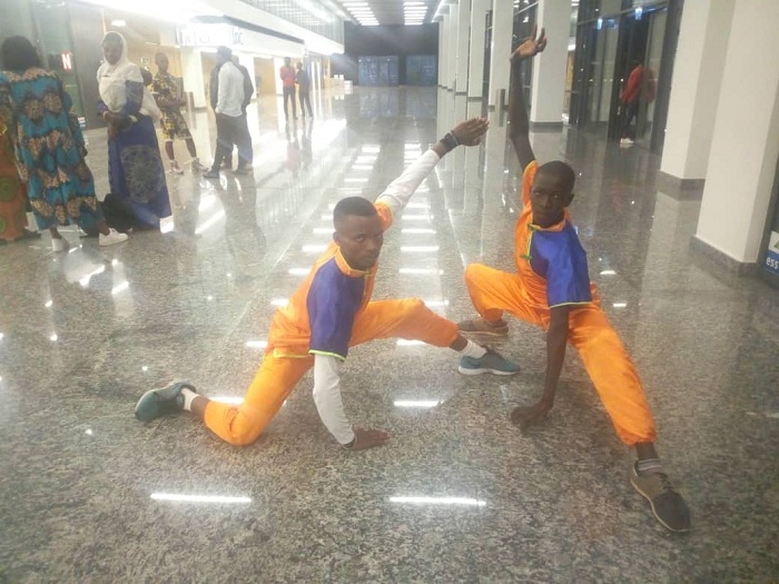 Kwihangana Thierry (ibumoso) na Iradukunda Fiacre (iburyo) bavuga ko Kung-fu yabafashije kugira imyitwarire myiza