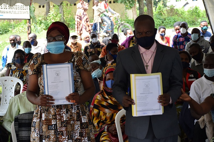 Umuyobozi wa Kungo ucyuye igihe (ibumoso) n'umusimbuye mu muhango w'ihererekanyabubasha