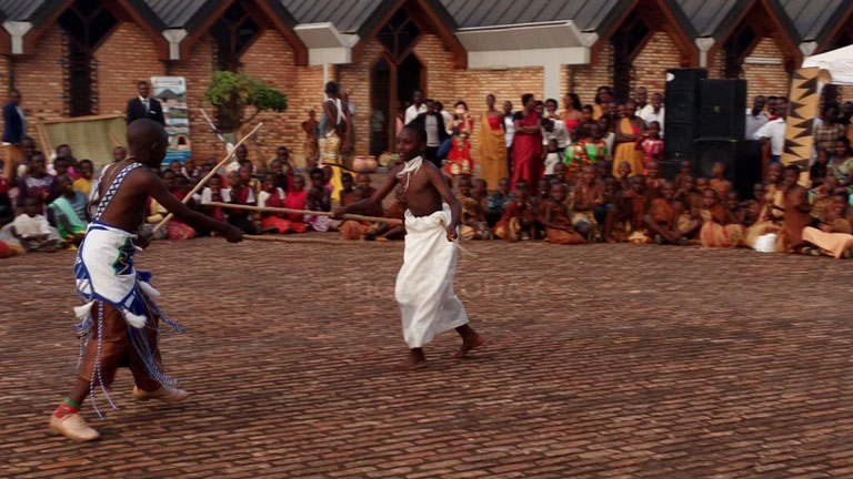 Abana bitabiriye gahunda y'ibiruhuko ku Ngoro y'umurage w'u Rwanda i Huye bigishijwe no kunyabana 