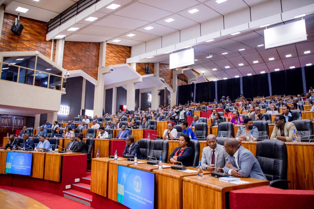 Abantu b'ingeri zitandukanye bitabiriye umuhango wo kurahira