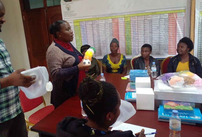 Visi Meya Uwamahoro ahamya ko ibi bikoresho hari icyo bizunganira mu kwita ku bana mu marerero