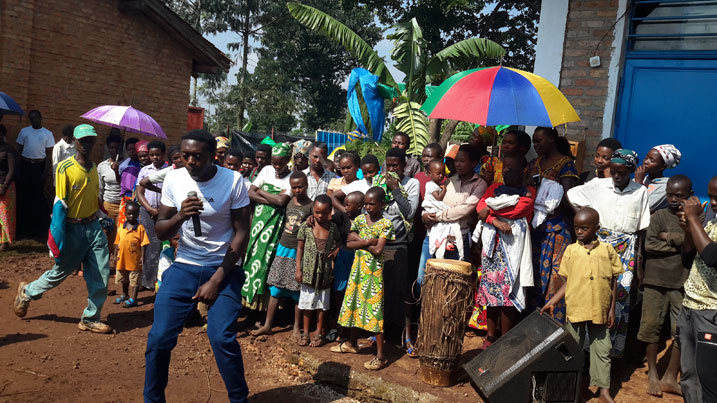 Kuri site zimwe na zimwe bari banafite abasusurutsa mu mbyino abaje gutora.