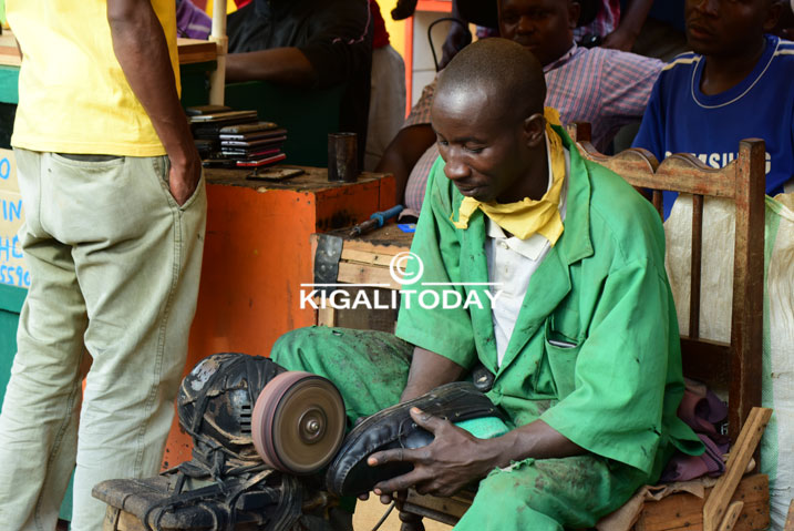 Kuri uyu, kudoda urukweto ni nko guhumbya.