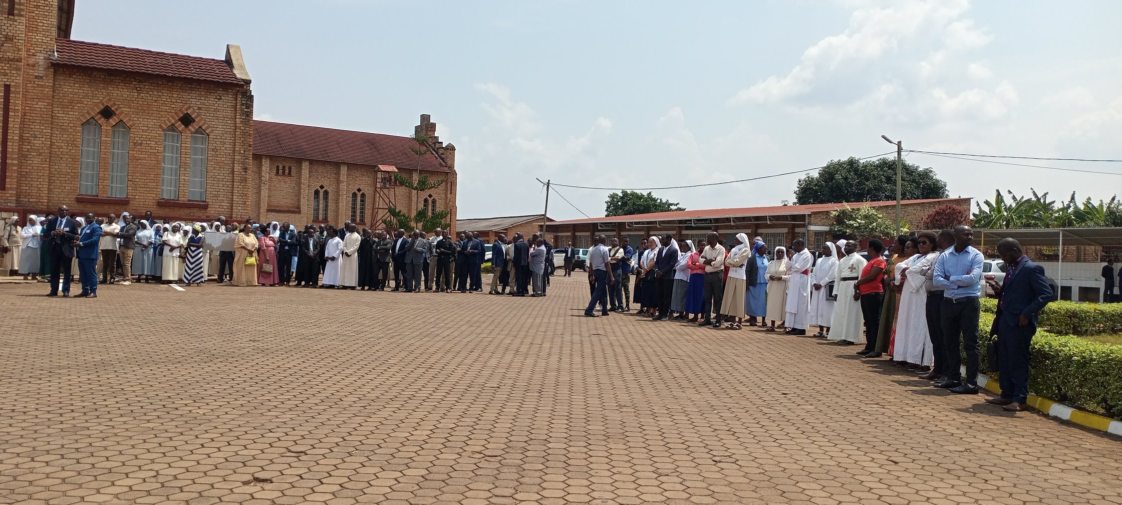 Kuri Katedarali ya Butare hari Abakirisitu bari babukereye baje kwakira Umushumba mushya