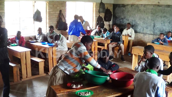 Nubwo abenshi ari abashima gahunda ya School Feeding ngo kurira mu byumba bigiramo ngo bibangamiye isuku n'ubwisanzure bw'abanyeshuri.