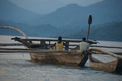 Muri iki gihe ikivu gifunzwe ntibyemewe kuroba kugirango amafi abanze akure.