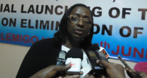 Mme Anna Mugabo wo muri MIFOTRA aganira n