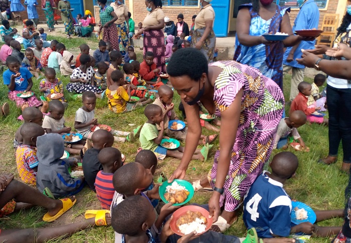 Ababyeyi bafata akanya bakigishwa gutegura indyo yuzuye bakanagaburira abana