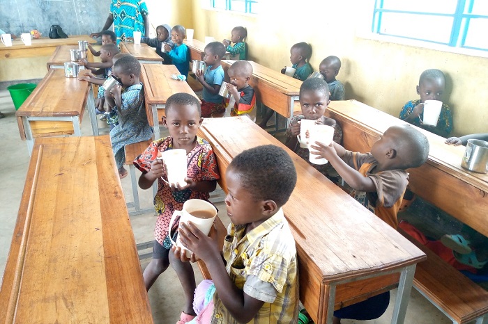 Muri gahunda y'igikoni cy'Umudugudu abana baba bishimiye guhabwa amafunguro