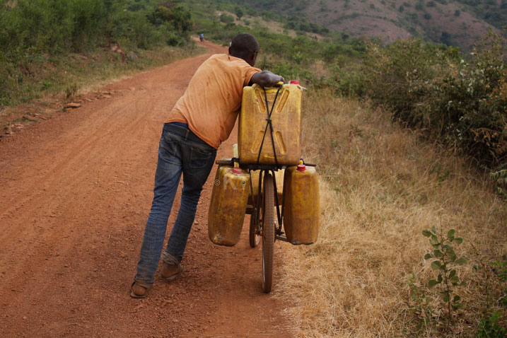 Kutagira amazi ngo bigira ingaruka ku bana kuko bituma bamwe basiba ishuri bagiye kuvoma.