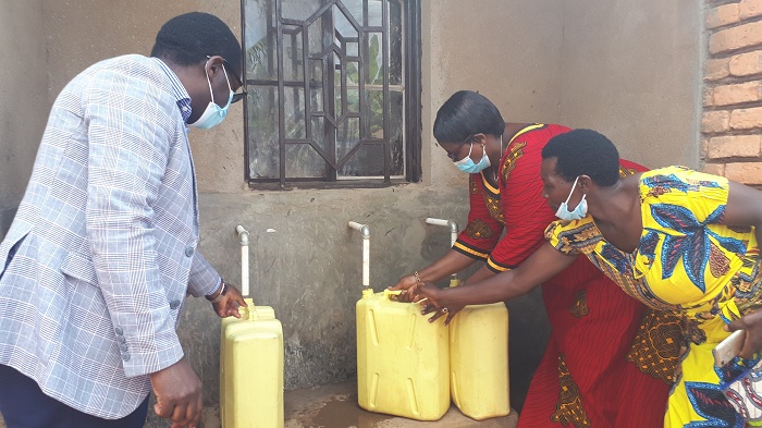 Abayobozi banyuranye basabye abaturage gufata neza ayo mazi kandi bakangurirwa gufasha abana kwiga badakererwa ishuri
