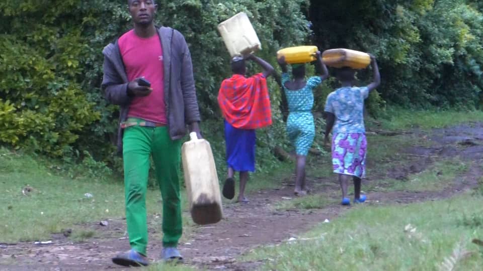 Bahitamo kuvoma amazi y'ikiyaga ngo kuko ariyo bamenyereye