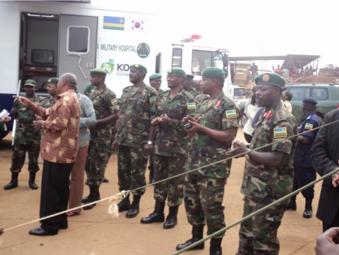 Guverineri w'Intara y'Uburengerazuba asobanurirwa ibikorwa abasirikare baje gukorera abaturage mu karere ka Rusizi.