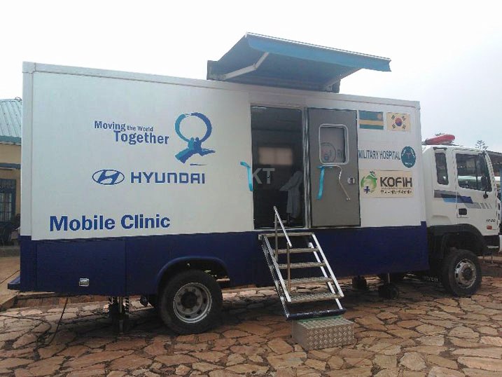 Abasirikare bakoze ibikorwa byo kuvura bamwe mu bafite uburwayi basigiwe na Jenoside hifashishijwe n'imodoka zabugenewe.