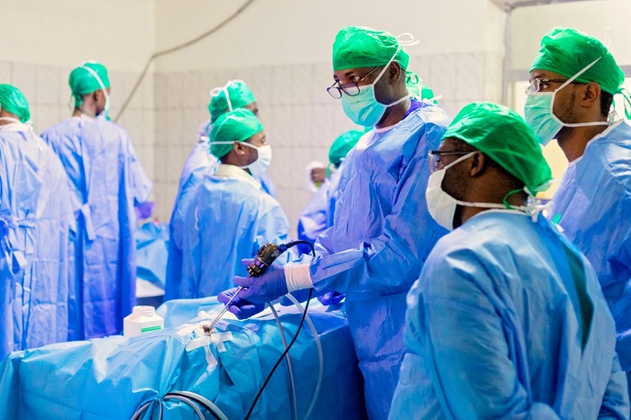 Aba baganga babanje kwitoreza ku murambo, ariko ngo barahita batangira kubaga abantu bazima