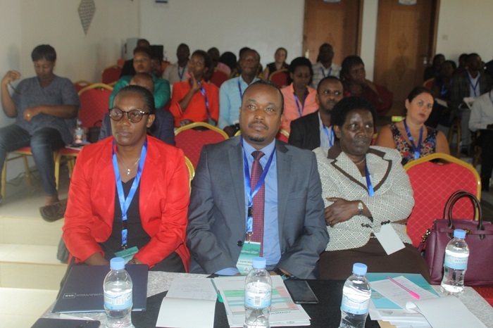 Dr. Sendegeya Augustin (hagati), Umuyobozi w'Ibitaro bya CHUB