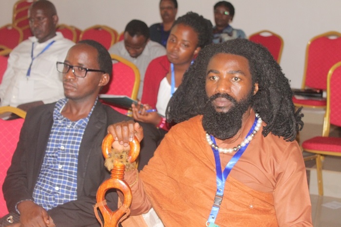 Muganga Rutangarwamaboko (iburyo, ufite inkoni)