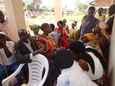 Umurongo ni muremure w'abantu bategereje kwivuza imitsi n'umutwe udakira.