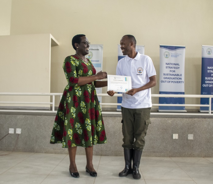 Umwe mu bahuguwe ahabwa seritifika