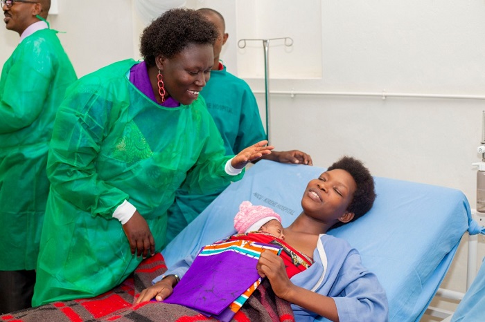 Umuganga aganiriza umubyeyi wabyaye umwana udashyitse mu bitaro by