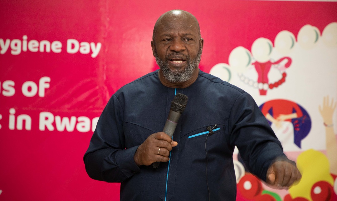 Kwabena-Asante Ntiamoah uhagarariye UNFPA mu Rwanda avuga ko abana b'abakobwa benshi batagira amahirwe yo gusobanurirwa ibijyanye n'imihango bigatuma bahura n'imbogamizi zitandukanye