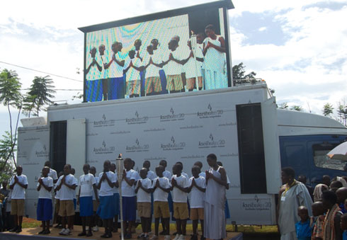 Abana bo mu karere ka Gisagara baririmba indirimbo zo kwakira urumuri rw'ikizere rutazima.