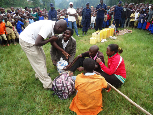Ubutumwa bwatanze binyujijwe no mu dukinamico. (Photo: N. Leonard)