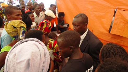 Ndori Ngarambe Christophe (hagati) ushinzwe irangamimerere mu murenge wa Bwishyura ntiyari yorohewe n