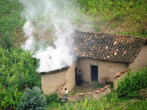 Hari abaturage batwikira amategura mu ngo zabo bihishe nabyo bikaba bigira uruhare runini mu kwangiza ibidukikije.