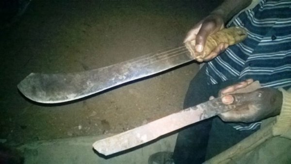 Abajura bitwaza intwaro gakondo bariyongereye, Polisi ikaba yabahagurukiye