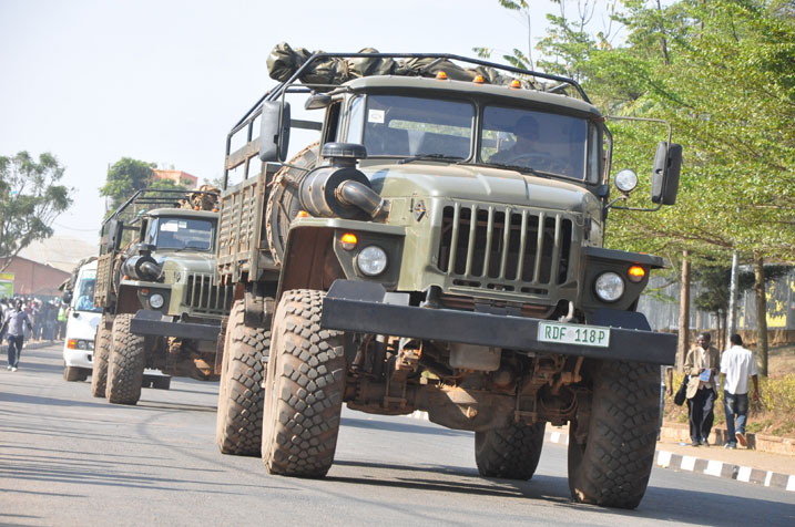 Imodoka za RDF zazanye abasirikare bakoze akarasisi.