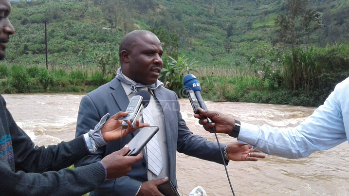 Guverineri Musabyimana ahamagarira aba bafite amakuru y'ahakiri imibiri y'abazize Jenoside yakorewe Abatutsi kuyatanga 