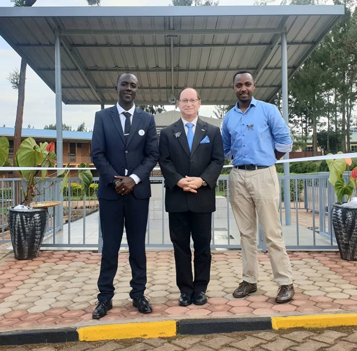 Uhereye ibumoso: Kayitana Aimé Régis Umuyobozi w'umuryango w'abarokokeye muri Saint André; H.E Amb Dr Ron Adam Ambasaderi wa Repubulika ya Israel mu Rwanda na Sixbert HABIMANA Umuhuzabikorwa wa Dukundane Family