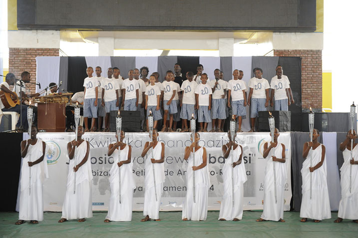 Abana bacanye urumuri rutazima nk'icyizere ko Jenoside itazongera ukundi.