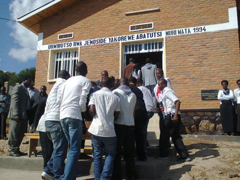 Aho imibiri yari ishyinguye mbere hari hamaze gusaza, biba ngombwa ko yimurwa mu rwibutso rushya rwubatswe ku nkunga ya World Vision.